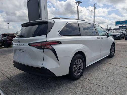Wind Chill Pearl 2022 Toyota Sienna XLE