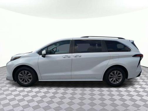 Wind Chill Pearl 2022 Toyota Sienna XLE