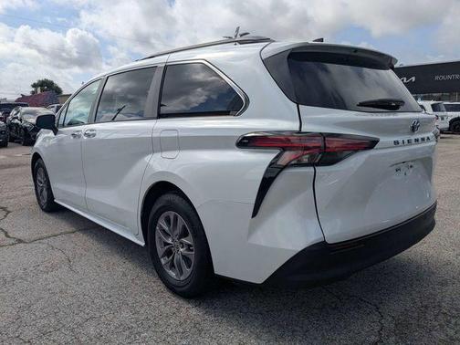 Wind Chill Pearl 2022 Toyota Sienna XLE