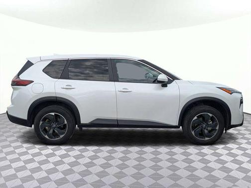Everest White Pearl 2024 Nissan Rogue SV