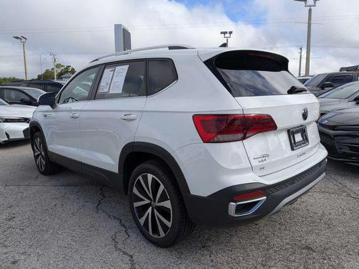 White 2024 Volkswagen Taos 1.5T SE