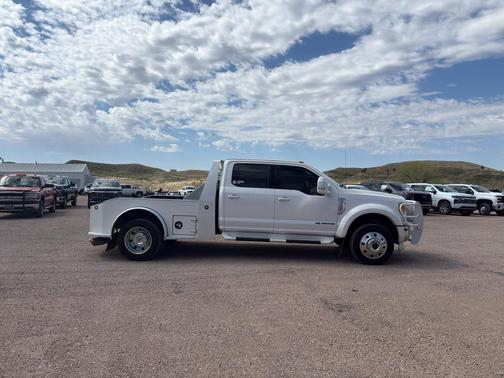 White Platinum Metallic Tri-Coat 2017 Ford F-450 Lariat