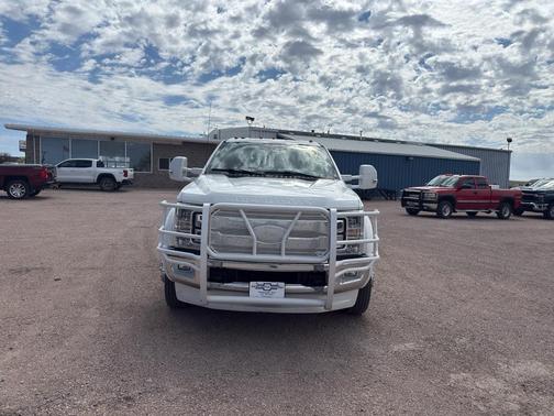 White Platinum Metallic Tri-Coat 2017 Ford F-450 Lariat