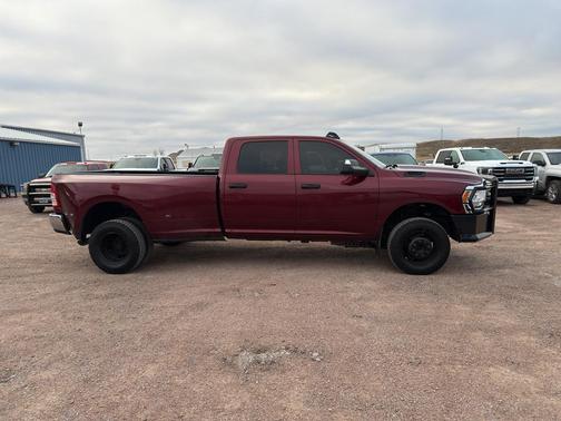 2022 RAM 3500 Tradesman Crew Cab 4x4 8' Box