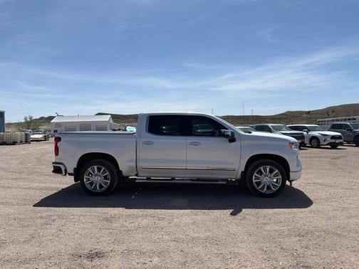 Iridescent Pearl Tricoat 2023 Chevrolet Silverado 1500 High Country