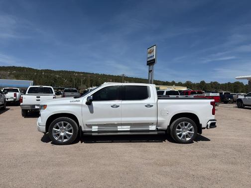 Iridescent Pearl Tricoat 2023 Chevrolet Silverado 1500 High Country