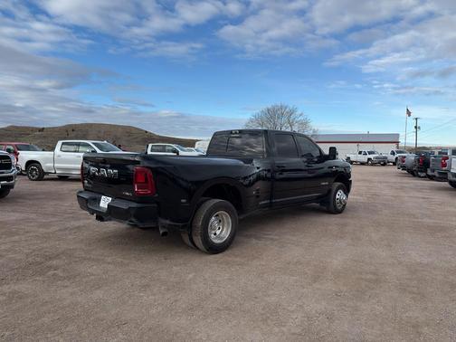 2025 RAM 3500 Laramie Crew Cab 4x4 8' Box