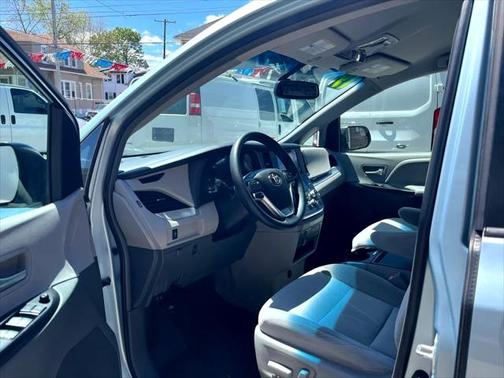 2016 Toyota Sienna LE
