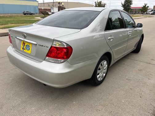 2005 Toyota Camry LE
