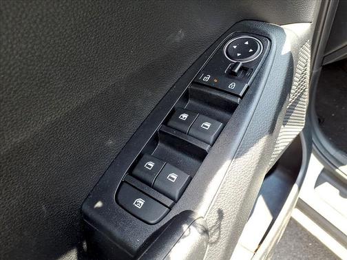 Snow White Pearl 2025 Kia Seltos LX