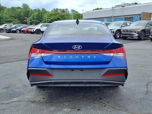 2024 Hyundai ELANTRA SE