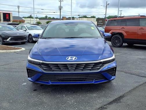 2024 Hyundai ELANTRA SE