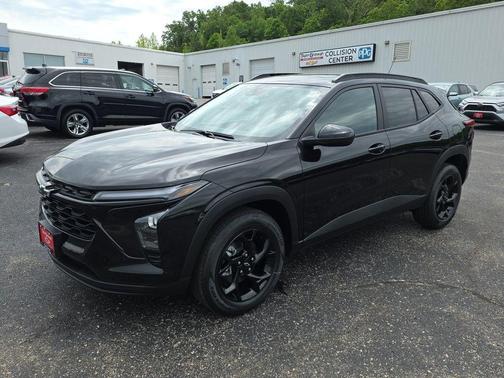 Mosaic Black Metallic 2026 Chevrolet Trax LT