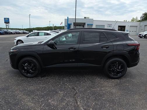 Mosaic Black Metallic 2026 Chevrolet Trax LT