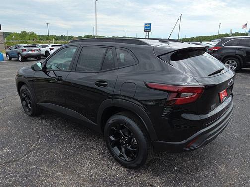 Mosaic Black Metallic 2026 Chevrolet Trax LT