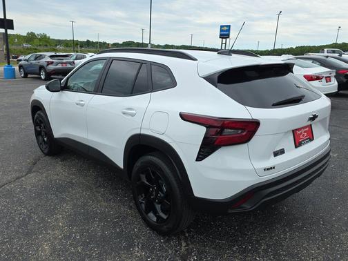 Summit White 2026 Chevrolet Trax LT