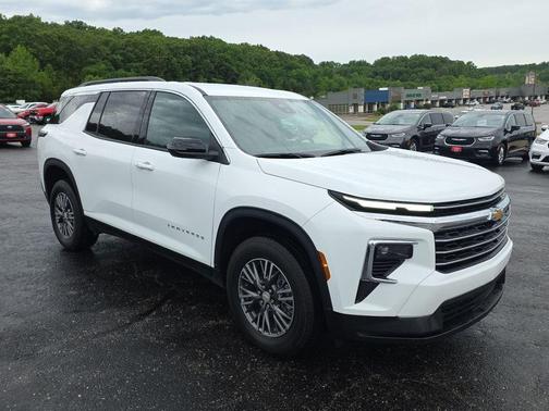 Summit White 2026 Chevrolet Traverse LT