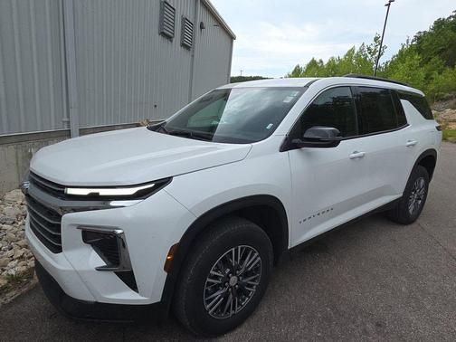 Summit White 2026 Chevrolet Traverse LT