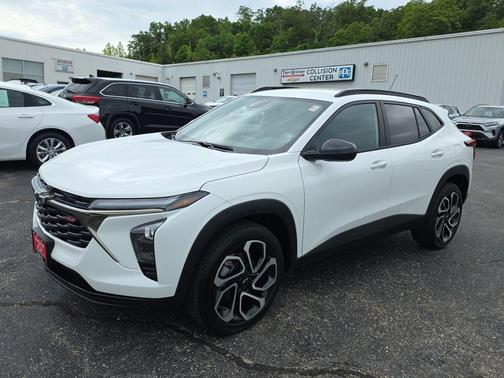 Summit White 2026 Chevrolet Trax FWD 2RS