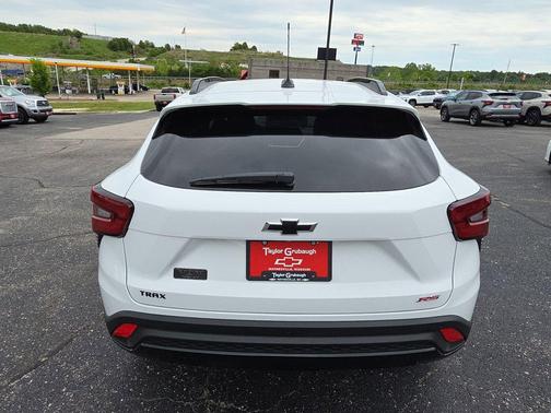 Summit White 2026 Chevrolet Trax FWD 2RS