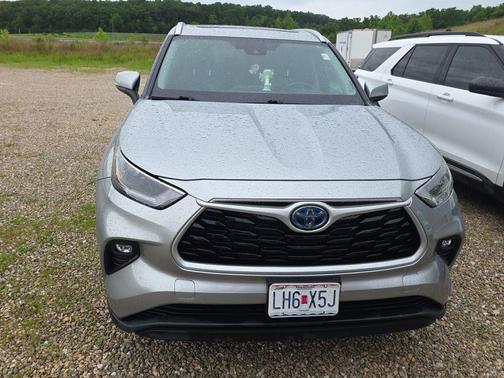 Celestial Silver Metallic 2021 Toyota Highlander Hybrid XLE