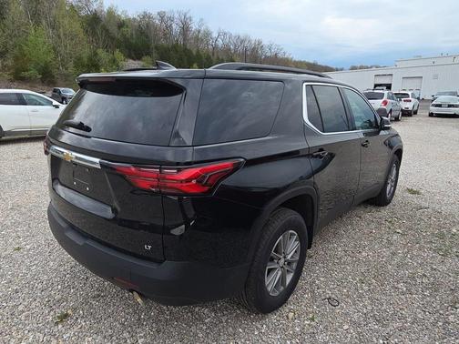 Mosaic Black Metallic 2023 Chevrolet Traverse LT Cloth