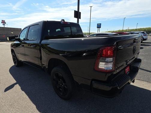 Diamond Black Crystal Pearlcoat 2024 RAM 1500 Big Horn/Lone Star