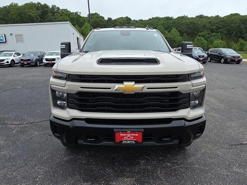 White Sands 2026 Chevrolet Silverado 2500 Custom