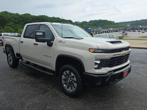 White Sands 2026 Chevrolet Silverado 2500 Custom