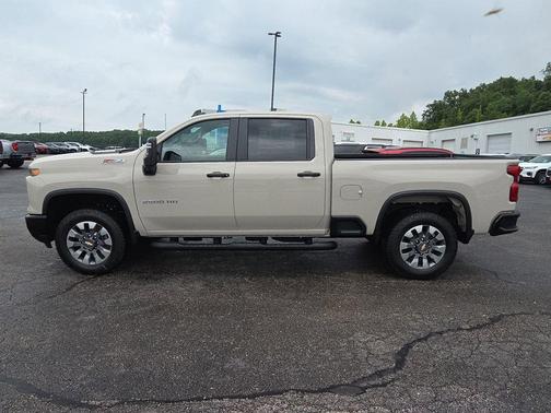 White Sands 2026 Chevrolet Silverado 2500 Custom