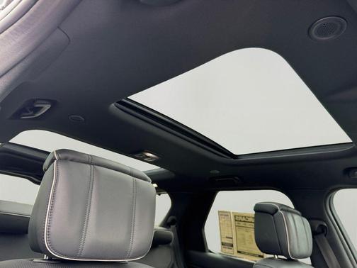 Santorini Black 2022 Land Rover Discovery P360 R-Dynamic S