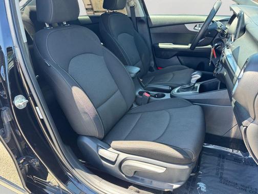 Aurora Black Pearl 2024 Kia Forte LXS