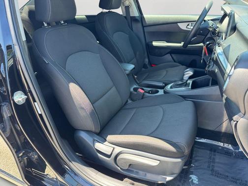 Aurora Black Pearl 2024 Kia Forte LXS