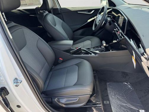 Snow White Pearl 2026 Kia Niro EX