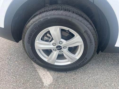 Glacial White Pearl 2023 Kia Sorento LX