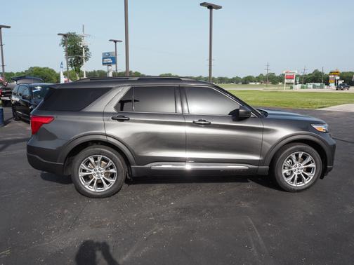 Photo 3 of 25 of 2020 Ford Explorer XLT