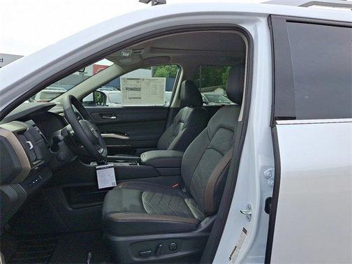 2025 Nissan Pathfinder Platinum 4WD