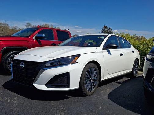 Glacier White 2025 Nissan Altima SV FWD