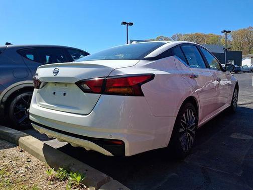 Glacier White 2025 Nissan Altima SV FWD