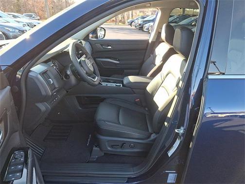 2025 Nissan Pathfinder SL 4WD