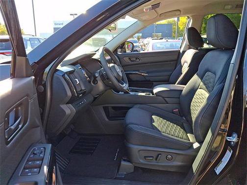 2025 Nissan Pathfinder SV 4WD