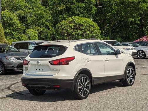 Pearl White 2018 Nissan Rogue Sport SL