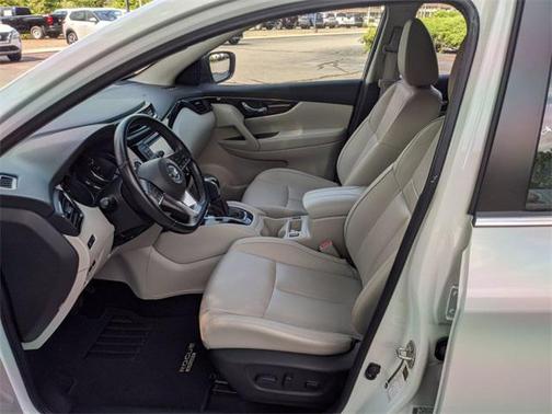Pearl White 2018 Nissan Rogue Sport SL