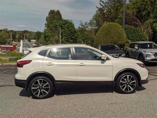 Pearl White 2018 Nissan Rogue Sport SL