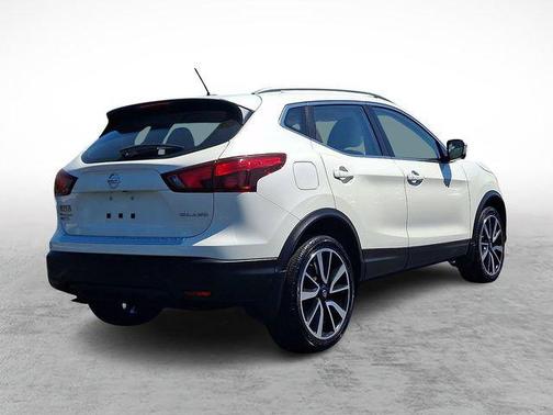 Pearl White 2018 Nissan Rogue Sport SL