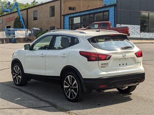 Pearl White 2018 Nissan Rogue Sport SL