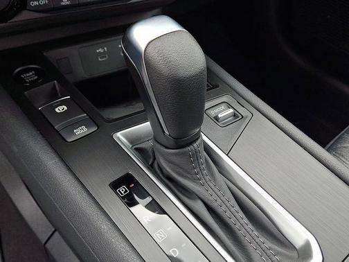 Aspen White Tricoat/Super Black 2026 Nissan Kicks SV