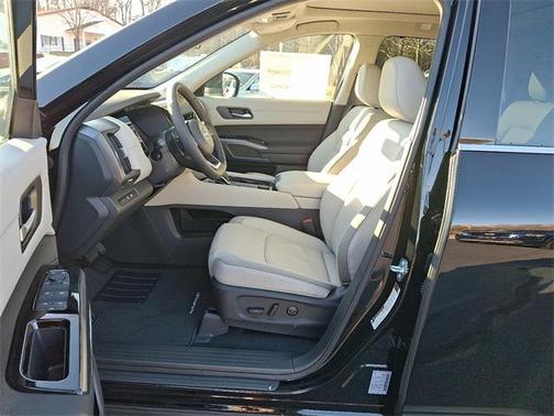 2025 Nissan Pathfinder SL 4WD