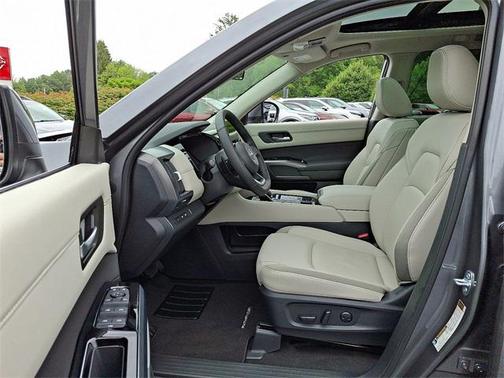 2025 Nissan Pathfinder SL 4WD