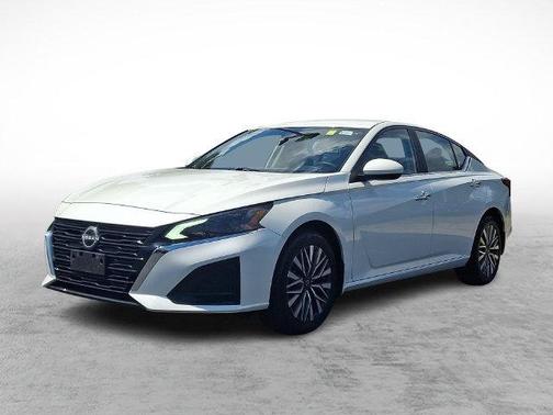 Pearl White Tricoat 2023 Nissan Altima 2.5 SV